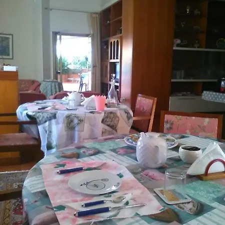 Reggia In Famiglia Homestay